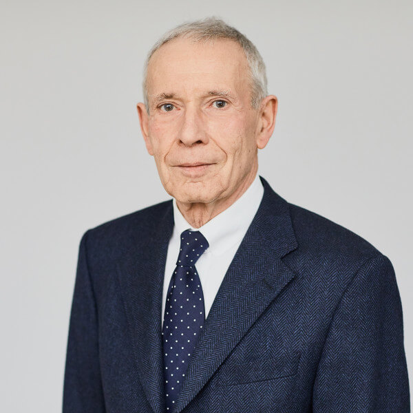 Dr Kay Artur Pape